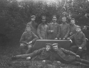 Jan Ziarkowski (pierwszy od prawej strony) z towarzyszami broni, fotografia zrobiona w Nomain. Żołnierz leżący po lewej ma na naramienniku nr 46, co sugeruje 46 pułk piechoty, stacjonujący w Poznaniu, Wrześni oraz w Jarocinie.