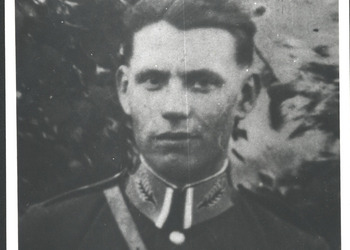 Posterunkowy Józef Smelkowski w mundurze funkcjonariusza policji Państwowej