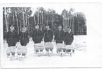 Józef Smelkowski (trzeci z prawej) wraz z delegacją policjantów, usypuje kopiec im. Józefa Piłsudskiego